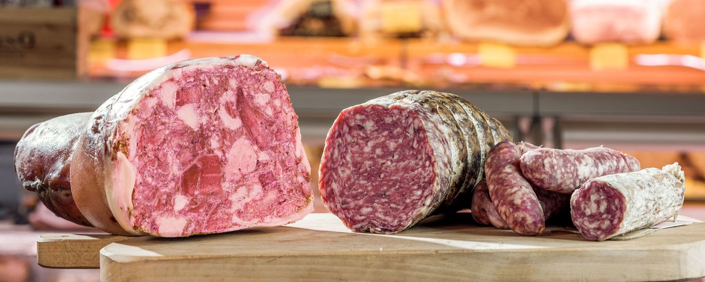 Salumi stagionati tagliati su un tagliere di legno